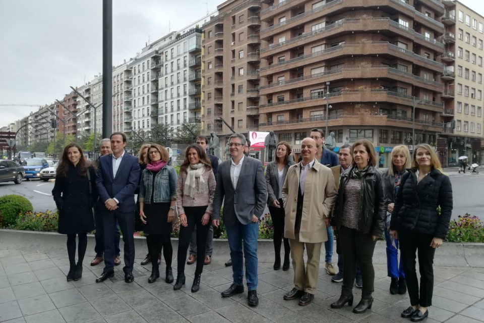 San Martín, con los diez primeros integrantes de la lista de Ciudadanos a la alcaldía de Logroño. / NR