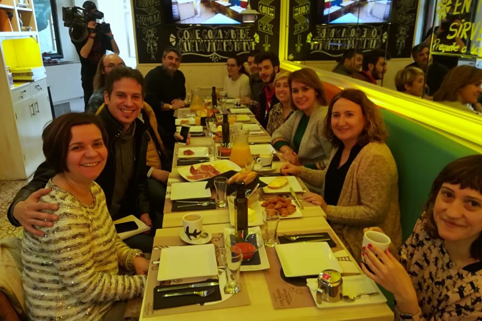 María Luisa Alonso e Irene de Juan, con los periodistas, en el cierre de campaña. / NR