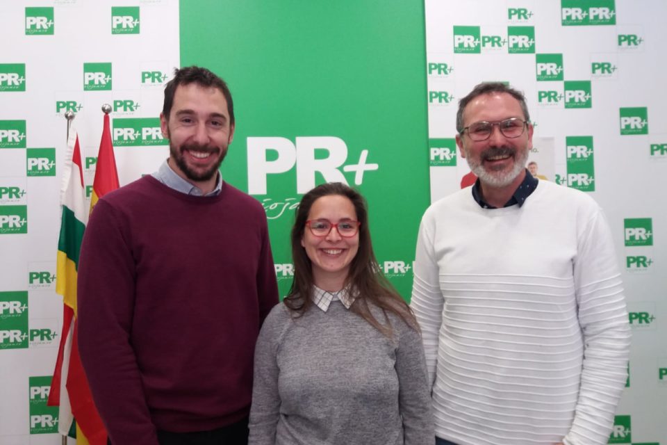 Víctor Grandes, Rubén Antoñanzas y Sofía Montegro, en al sede del PR+. / NR