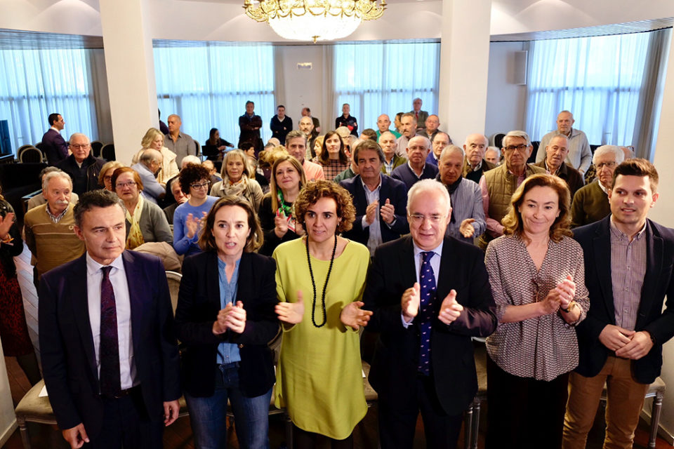 En primera línea, de izquierda a derecha, Conrado Escobar, Cuca Gamarra, Dolors Monserrat, José Ignacio Ceniceros, María Martín y Carlos Yécora. / NR