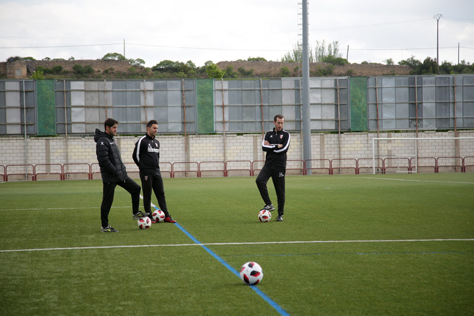 Sergio Rodríguez, junto a los integrantes de su cuerpo técnico, durante la sesión de trabajo de este jueves. / Clara Larrea
