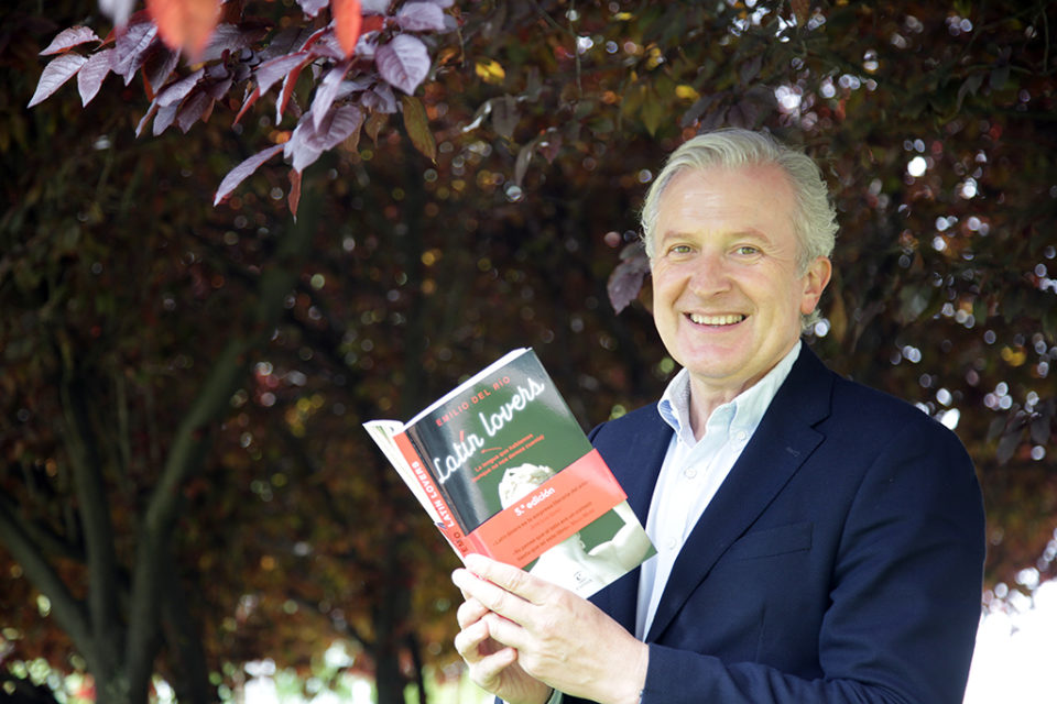 Emilio del Río, con su libro 'Latín lovers'. / Clara Larrea
