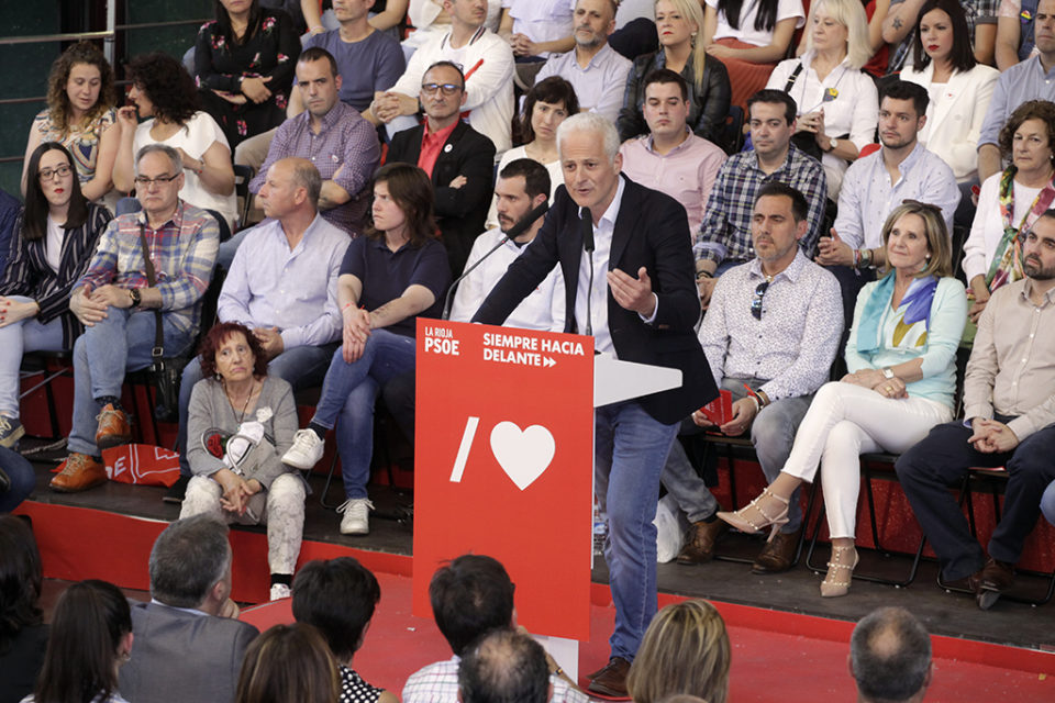Hermoso de Mendoza, durante su intervención, en El Revellín. / Darío Uruñuela