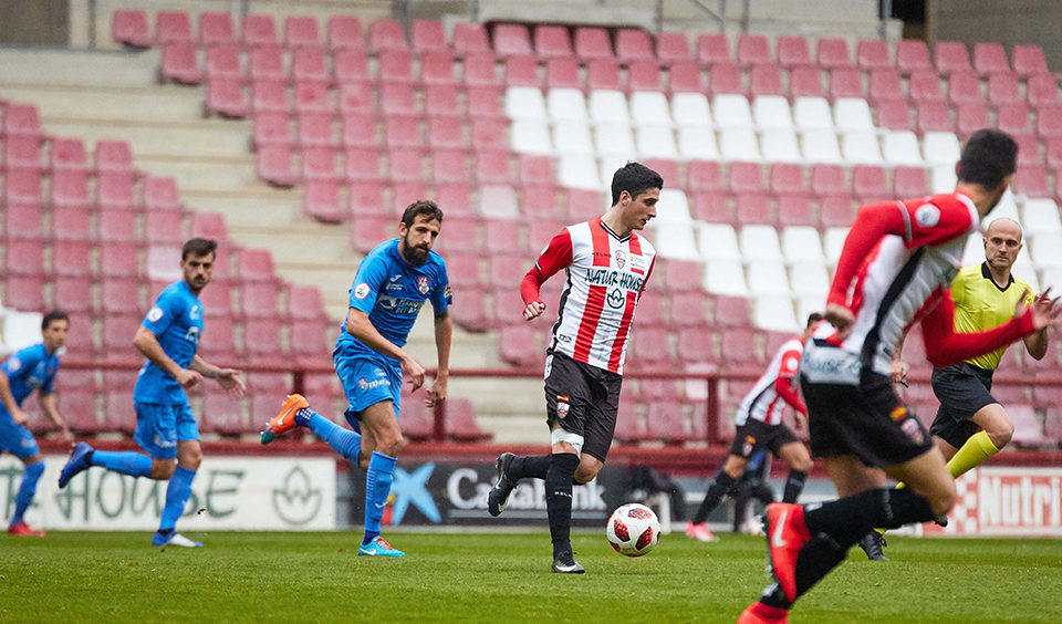 Olaetxea conduce el balón en un partido ante el Calahorra. / CD Calahorra