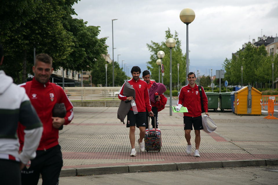 César Remón acompaña a Rubén Martínez y Rayco camino del bus de la ilusión. / Clara Larrea