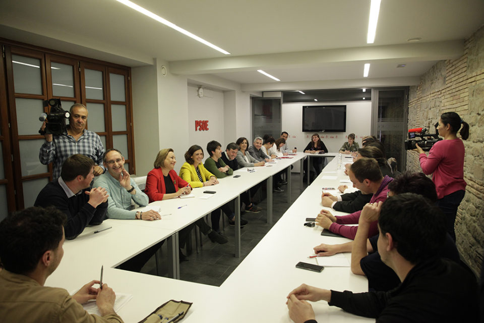 El clima de alegría por los resultados electorales era patente el martes en la reunión de la Ejecutiva regional del PSOE. / D. Uruñuela