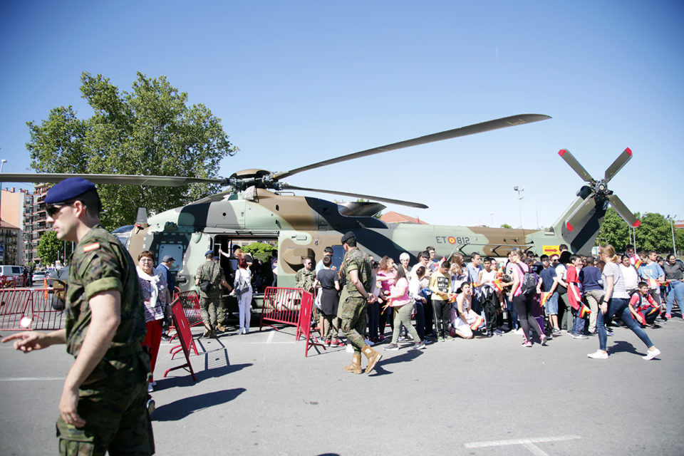El Día de las Fuerzas Armadas se celebra en Logroño con una exposición de material en el Revellín. Clara Larrea
