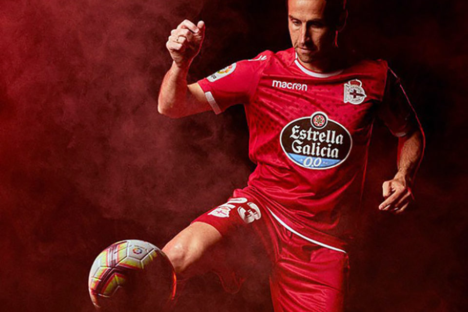 El riojano Íñigo López, con la equipación del Deportivo de La Coruña. / RC Deportivo