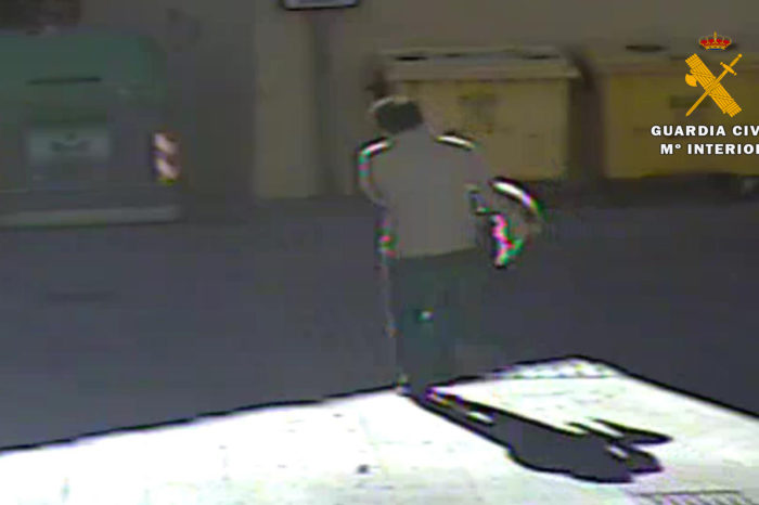 Detenido el dueño de un perro por matarlo a golpes y tirarlo a la basura