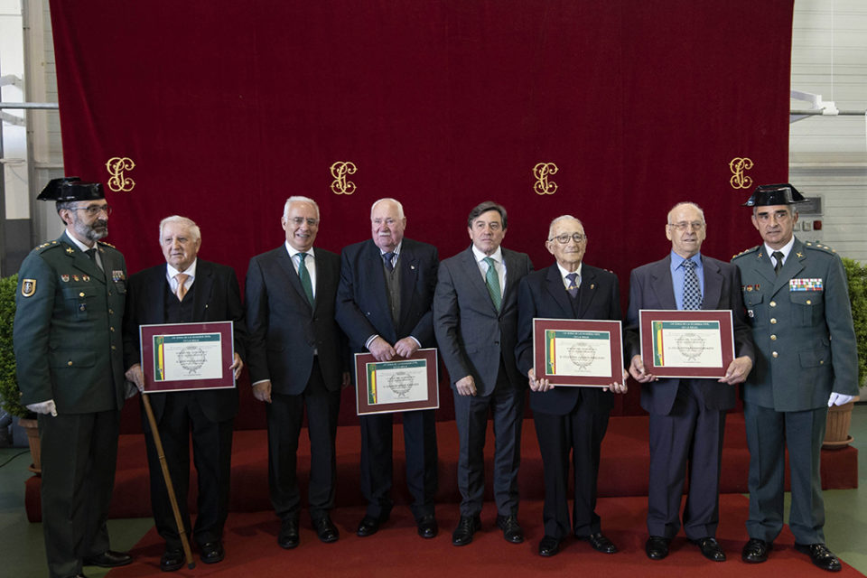 Autoridade y mandos de la Guardia Civil, con los agentes condecorados. / NR