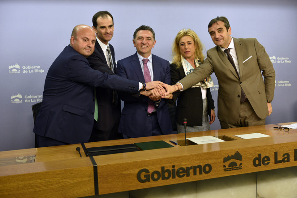 Representantes del Gobierno riojano y de las tres entidades financieras tras firmar el convenio de colaboración. / NR