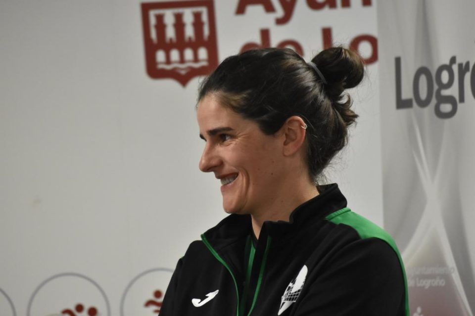 Esther López, nueva entrenadora del Minis. / VOLEY LOGROÑO