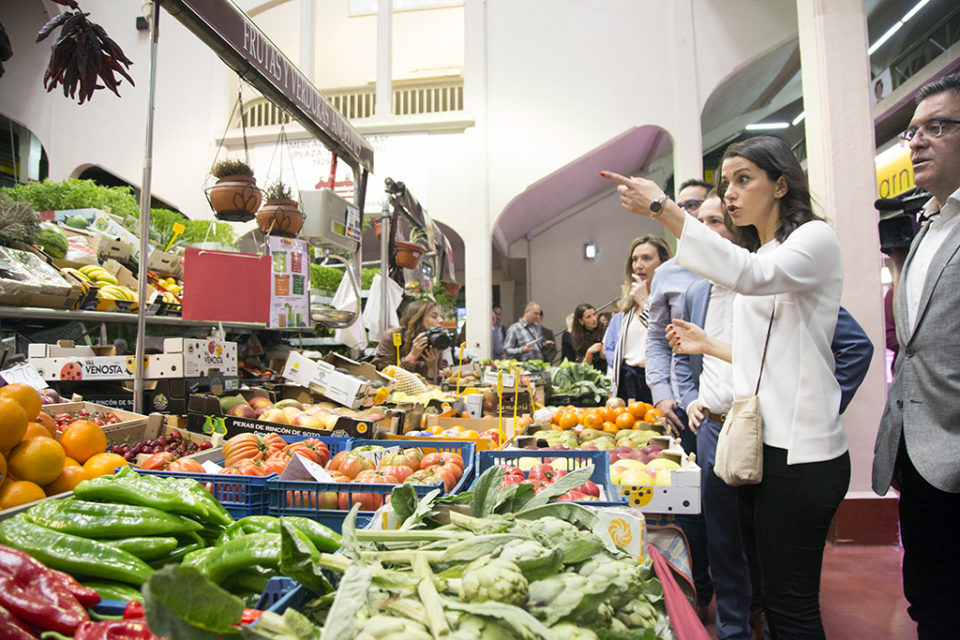 Inés Arrimadas, en el Mercado de Abastos de Logroño, junto a los candidatos de Ciudadanos al Gobierno y al Ayuntamiento. / Clara Larrea