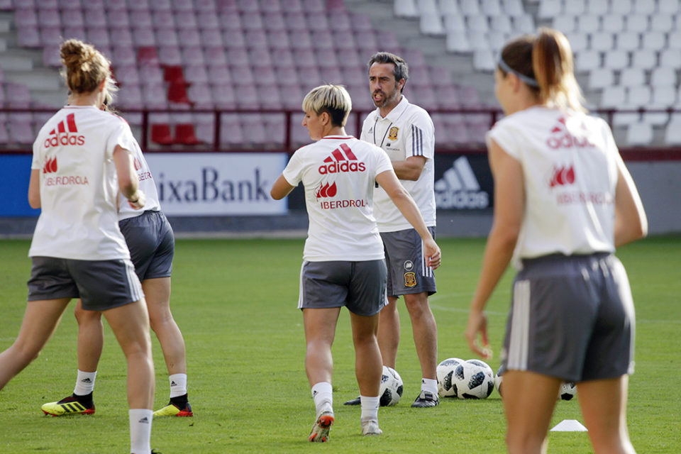 Vilda da instrucciones a las jugadoras en la anterior visita de la selección española femenina a Las Gaunas. / Clara Larrea
