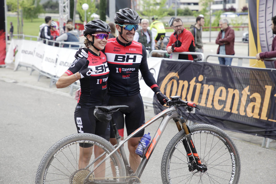 Carlos Coloma se impuso en un apretado sprint con cuatro corredores separados por menos de un segundo. Su compañera Rocío del Alba ganó con más holgura. / Darío Uruñuela