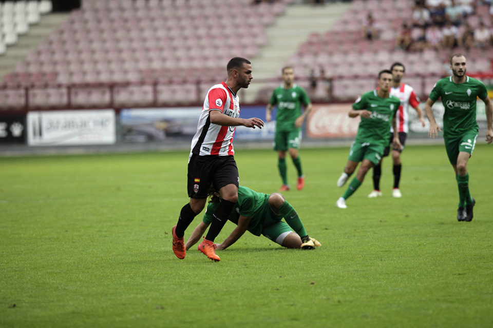 Ander Vitoria pelea por el esférico en el partido que enfrentó a la UDL con el Sporting B. / ingrid