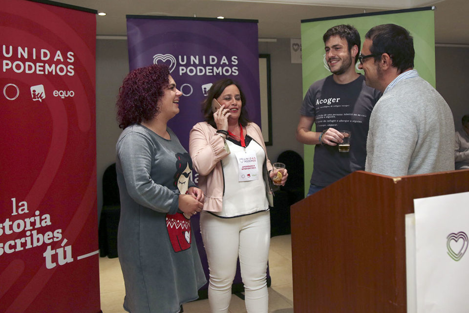 Los representantes de Unidas Podemos (Henar Moreno y Kiko Garrido, en el centro), en el Hotel Los Bracos, al inicio de la larga noche electoral. / Clara Larrea
