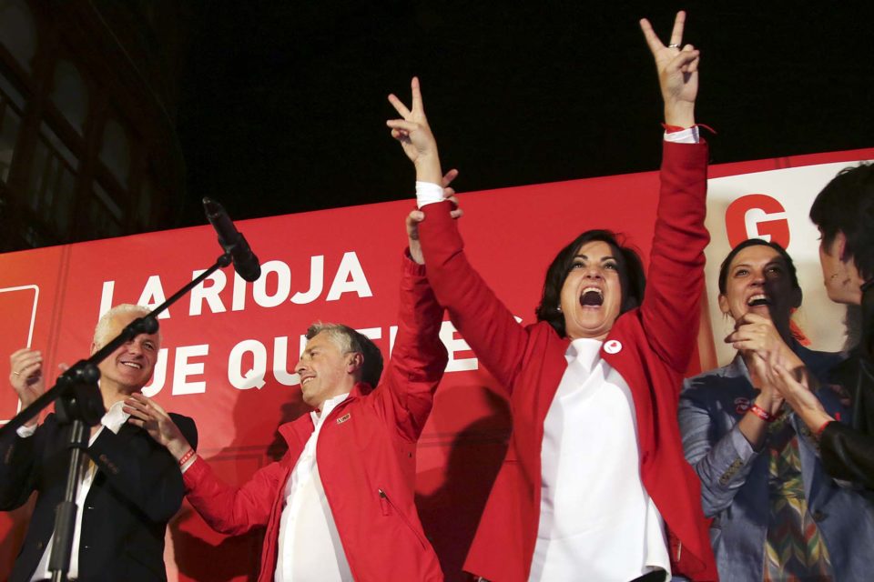 Una exultante Concha Andreu, que será presidenta, celebra la victoria;el candidato a la Alcaldía de Logroño, Pablo Hermoso de Mendoza (primero por la izquierda) aplaude. / Clara Larrea