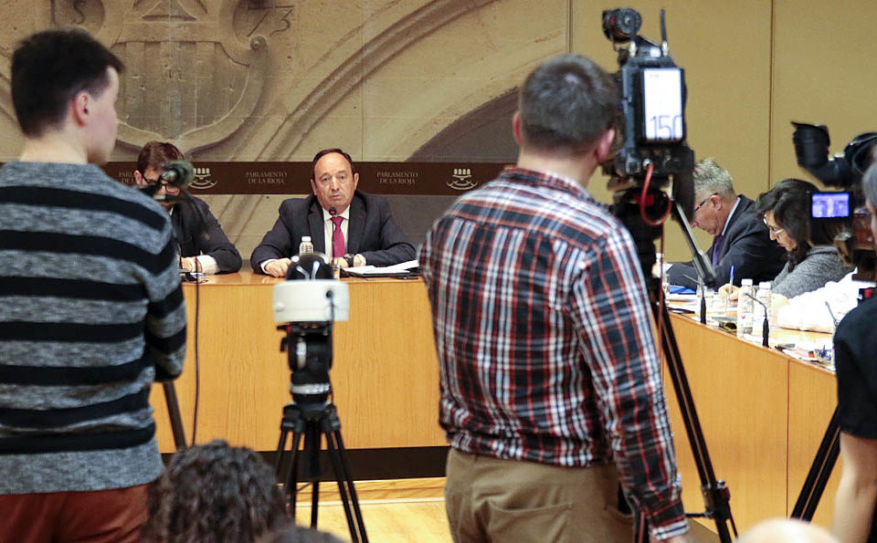 Pedro Sanz comparece en la comisión de investigación en el Parlamento regional. / Darío Uruñuela