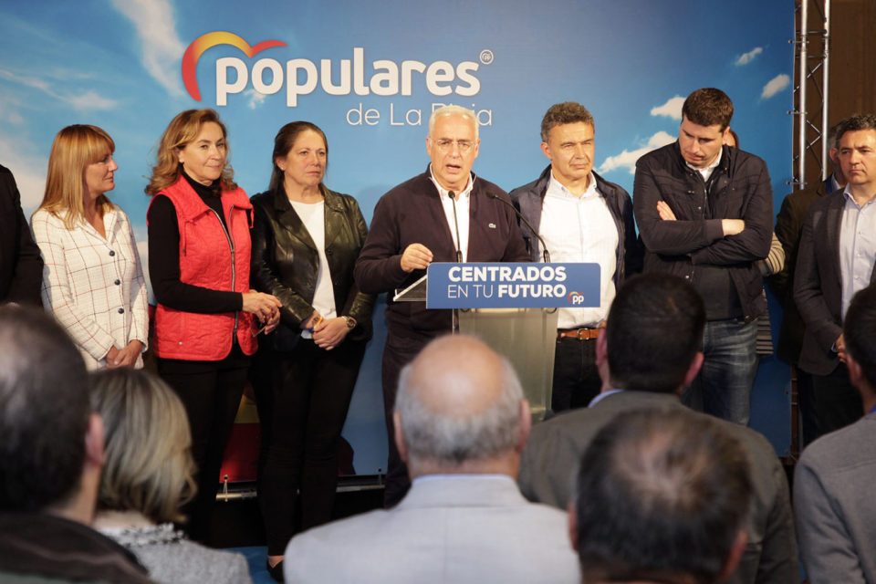 Ceniceros, respaldado por los candidatos populares, se dirige a los simpatizantes en el Círculo Logroñés. / Darío Uruñuela