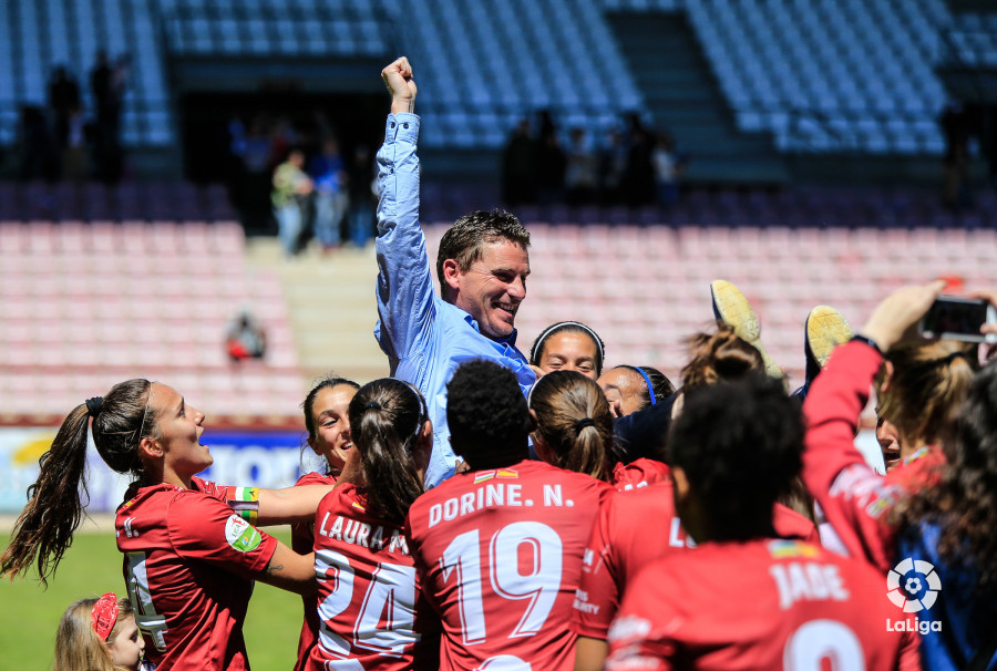 Chechu Martínez, manteado por sus jugadoras tras lograr la permanencia ante el Albacete. / LaLiga