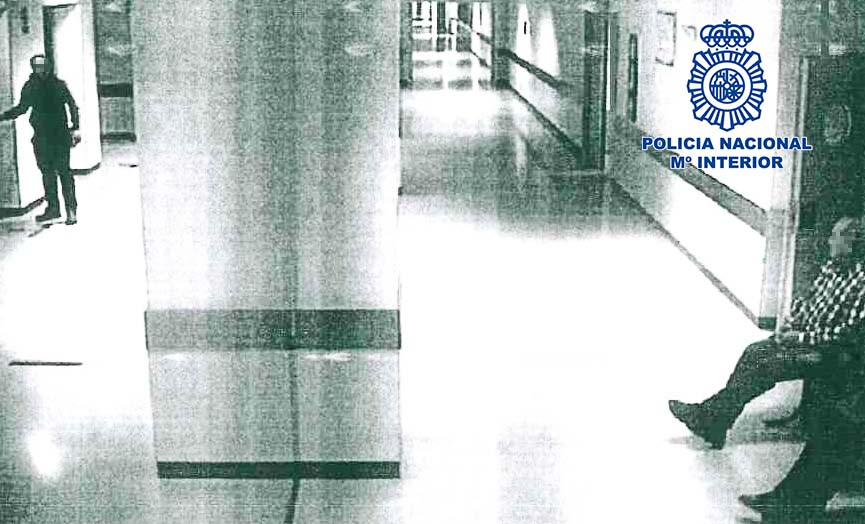 Imagen del autor de los robos intentando acceder a una habitación del San Pedro. / Policía Nacional