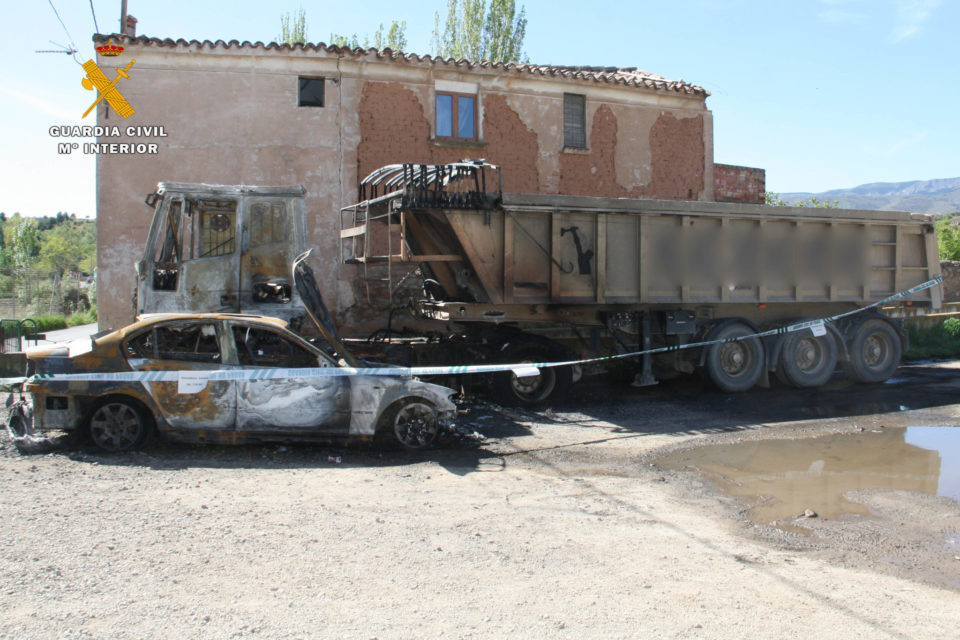 Los vehículos afectados quedaron completamente calcinados. / Guardia Civil