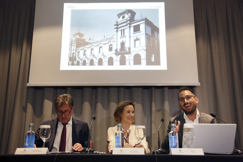Amancio López-Seijas, presidente de grupo Hotusa, Cuca Gamarra, y Daniel Isern. responsable del proyecto. / clara larrea