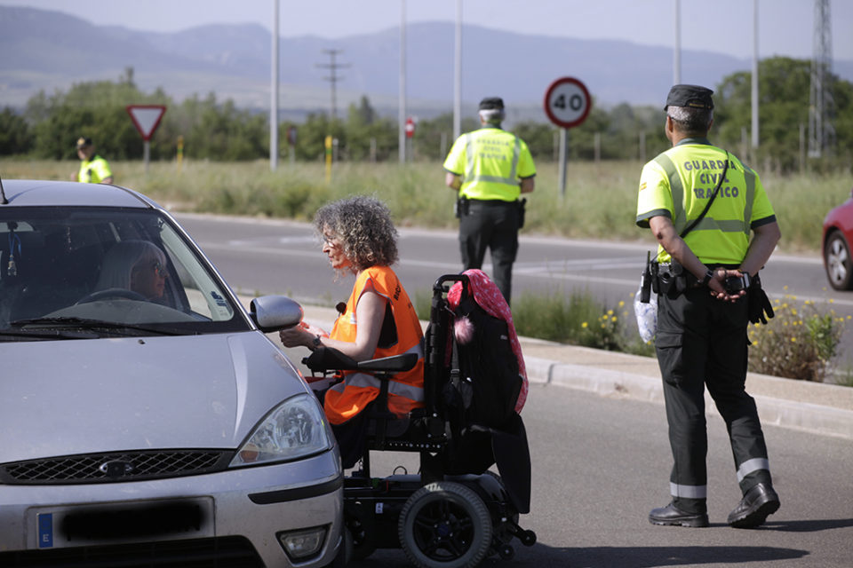 Una mujer en silla de ruedas cuenta su experiencia a una conductora en un control de tráfico. / Ingrid