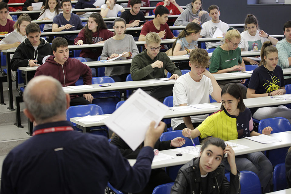 Un profesor da instrucciones a los alumnos sobre el examen de la EBAU 2019. / Ingrid