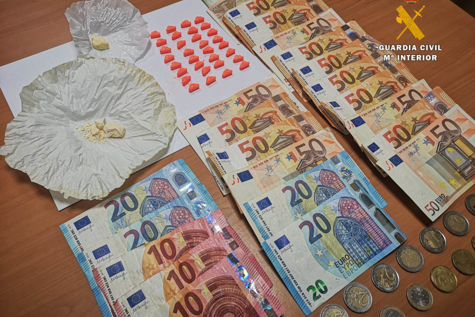 Droga y dinero intervenidos por la Guardia Civil del interior del vehículo. / Guardia Civil