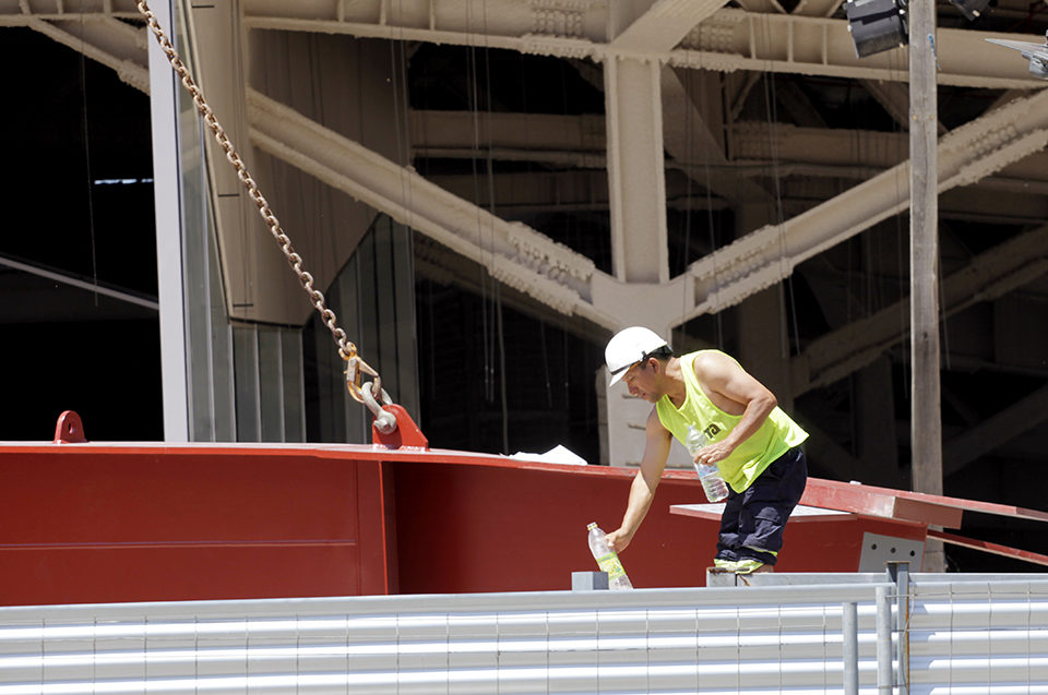 Un operario de las obras de la nueva estación de autobuses se aprovisiona de agua para mantenerse hidratado ante el calor. / Ingrid