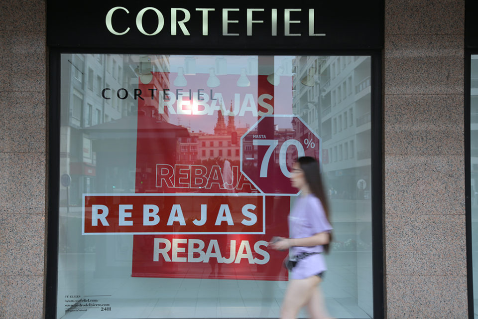 Algunos comercios adelantan las rebajas con descuentos agresivos. / Clara Larrea