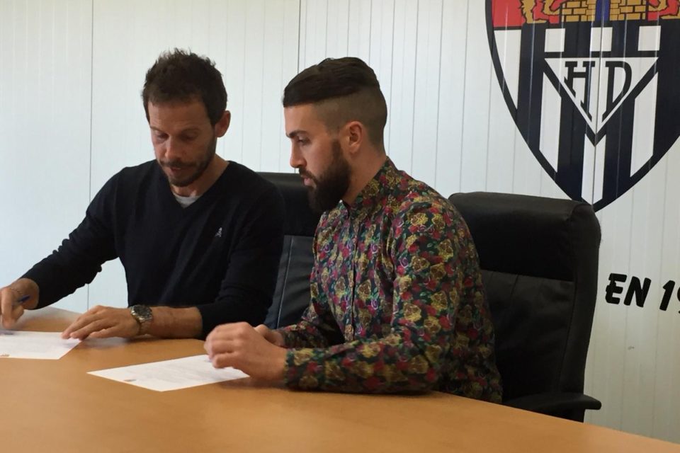 Jesús Otero y Aitor Calle tras sellar el acuerdo de renovación. / Haro Deportivo