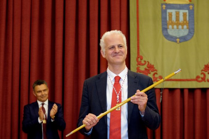 El socialista Hermoso de Mendoza, alcalde de Logroño con el apoyo de UP y PR+