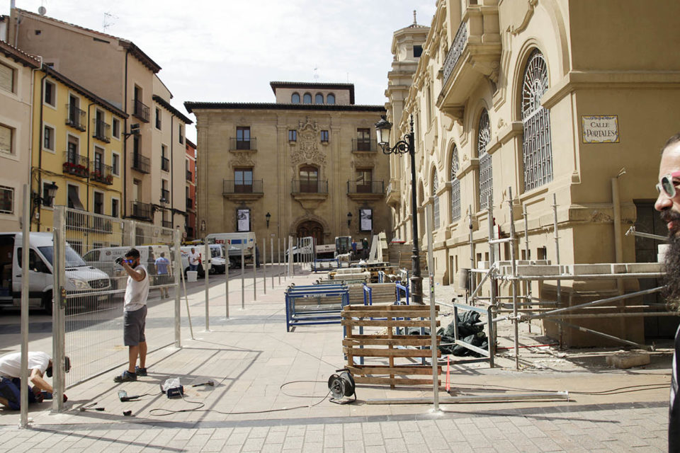 La retirada del andamiaje del edificio marca el inicio de las obras del futuro hotel de cinco estrellas. / Ingrid