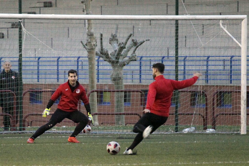 Iñaki Toledo ‘fusila’ a De Prados durante un entrenamiento en Pradoviejo. / Darío Uruñuela