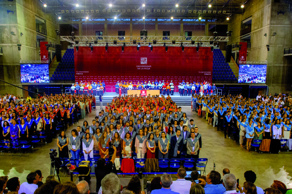 Imagen del acto de graduación celebrada en el Palacio de Deportes. / NR