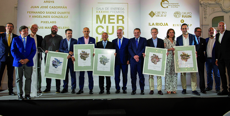 Premiados, autoridades y responsables del Club de Marketing posan en el acto de entrega de galardones en el Círculo Logroñés. / NR