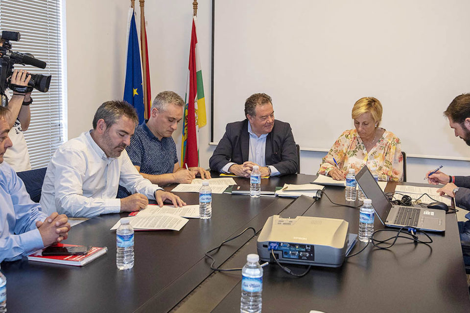 Imagen de la reunión mantenida este lunes entre Gobierno regional, patronal y sindicatos. / NR