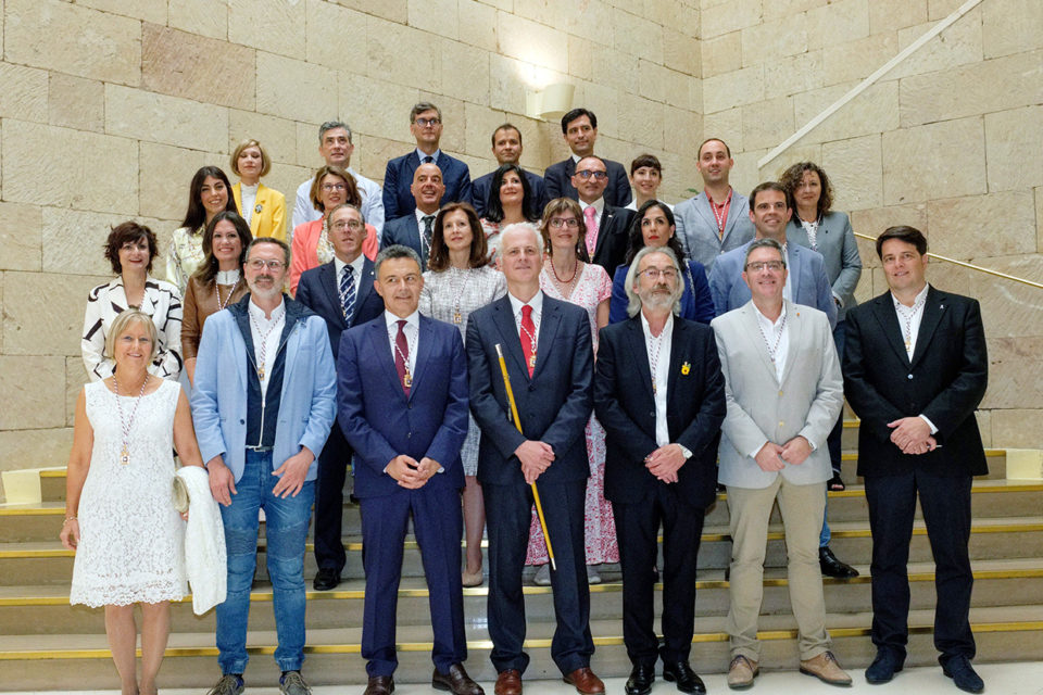 Foto de familia de la nueva corporación municipal tras ser elegido este sábado alcalde de Logroño, el socialista Pablo Hermoso de Mendoza. / Abel Alonso (Efe)