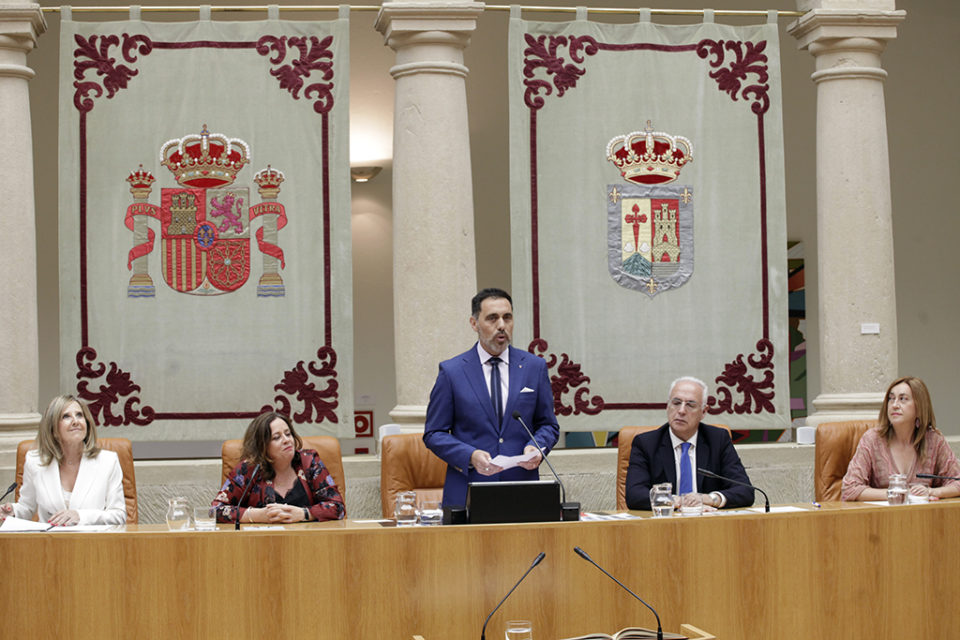 Jesús María García preside la Mesa del Parlamento. / Ingrid