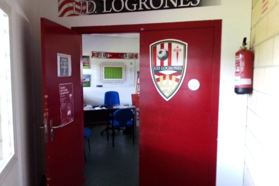 La puerta de acceso a las oficinas de la UDL ha sido forzada. / NR