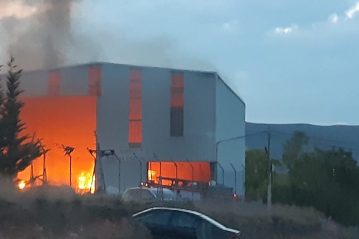 Un aparatoso incendio calcina la nave de una empresa de reciclaje de Arnedo
