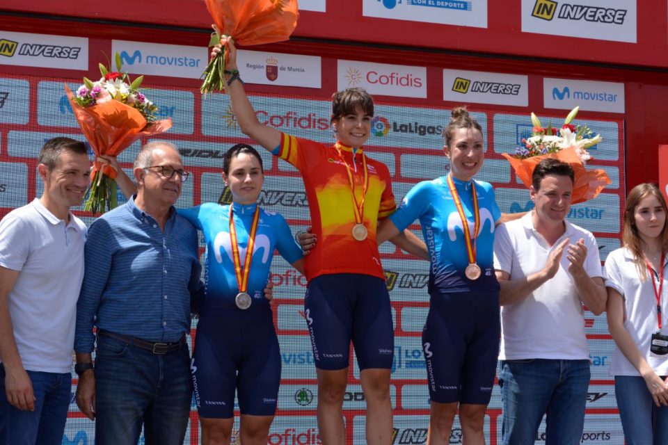 Sheyla Gutiérrez celebra en el podio la medalla de oro que ha conseguido en la contrarreloj. / Movistar Team