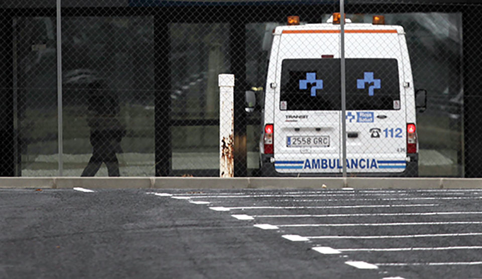 Una ambulancia estacionada en la zona de urgencias del hospital San Pedro. /NR