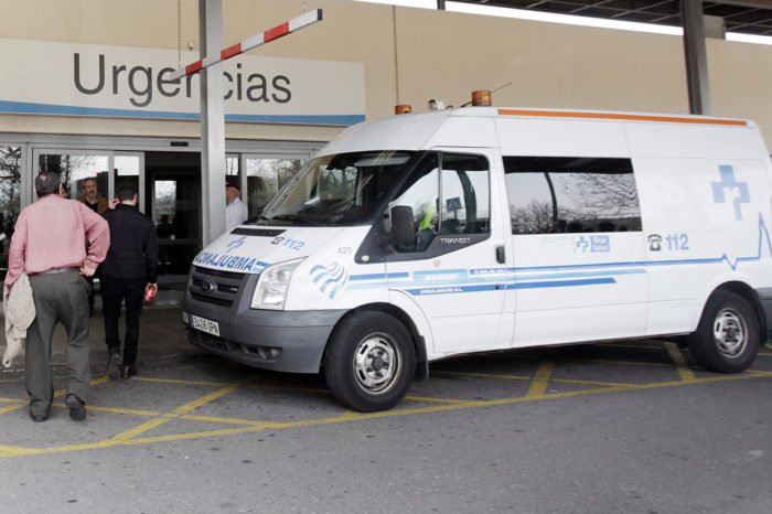 Una mujer da a luz en una ambulancia de camino al hospital