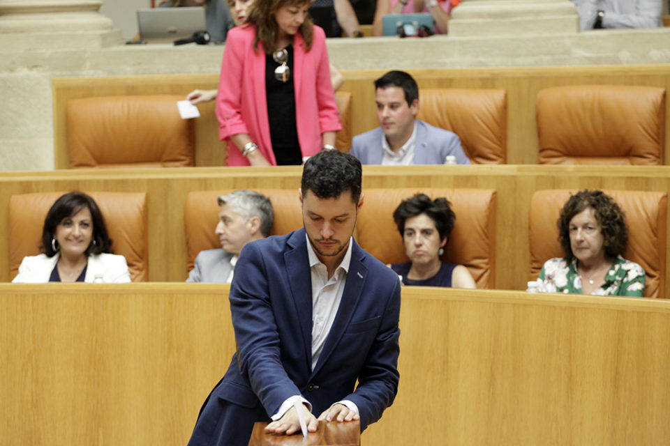 Raúl Díaz vota antes de ser designado senador autonómico por La Rioja. / Ingrid