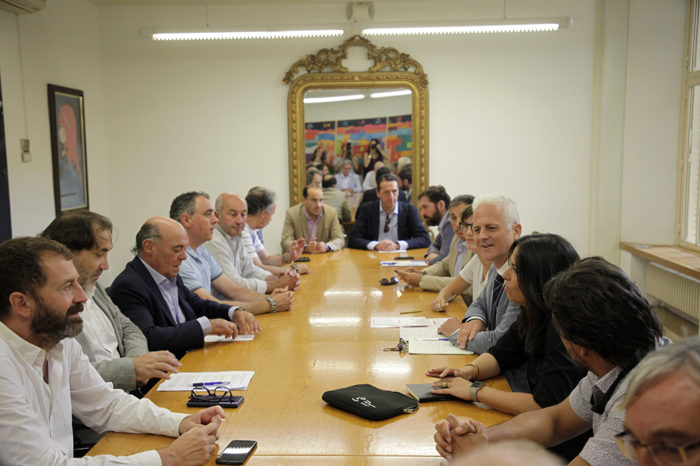 El alcalde asegura que la relación con empresarios y sindicatos será "preferente, directa y regular"