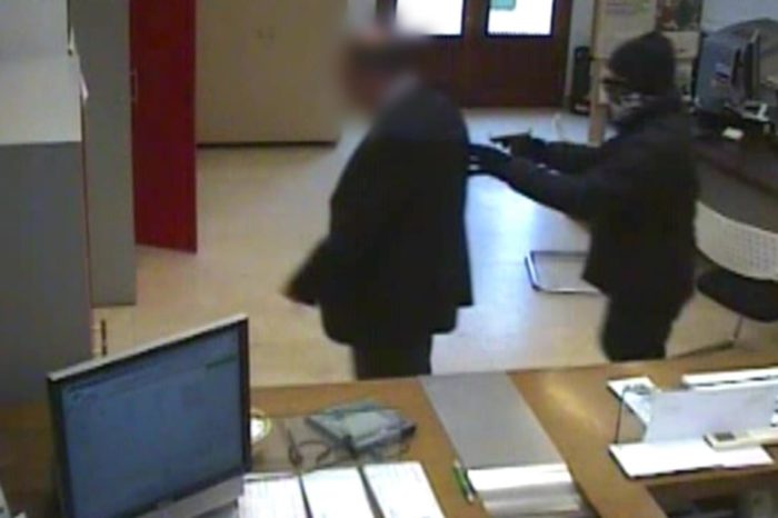 Detenidos dos históricos atracadores disfrazados al intentar robar un banco en El Villar de Arnedo